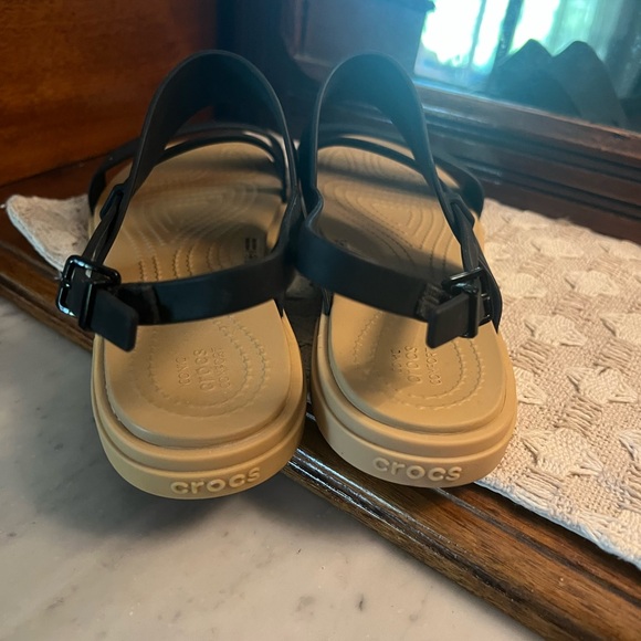 CROCS Classic Tulum Strappy Sandals Flat Rubber Tan and Black Women's Size 8 EUC - Picture 6 of 9